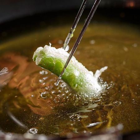 Hotel The Celestine Kyoto Gion Eksteriør billede A spring roll being dipped in hot oil