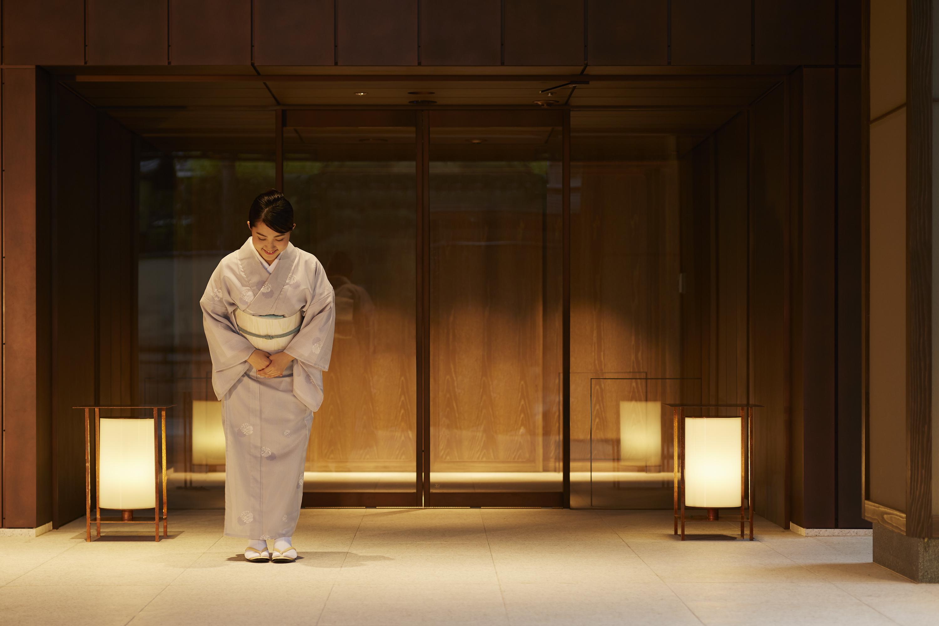Hotel The Celestine Kyoto Gion Eksteriør billede A Japanese hotel employee bowing