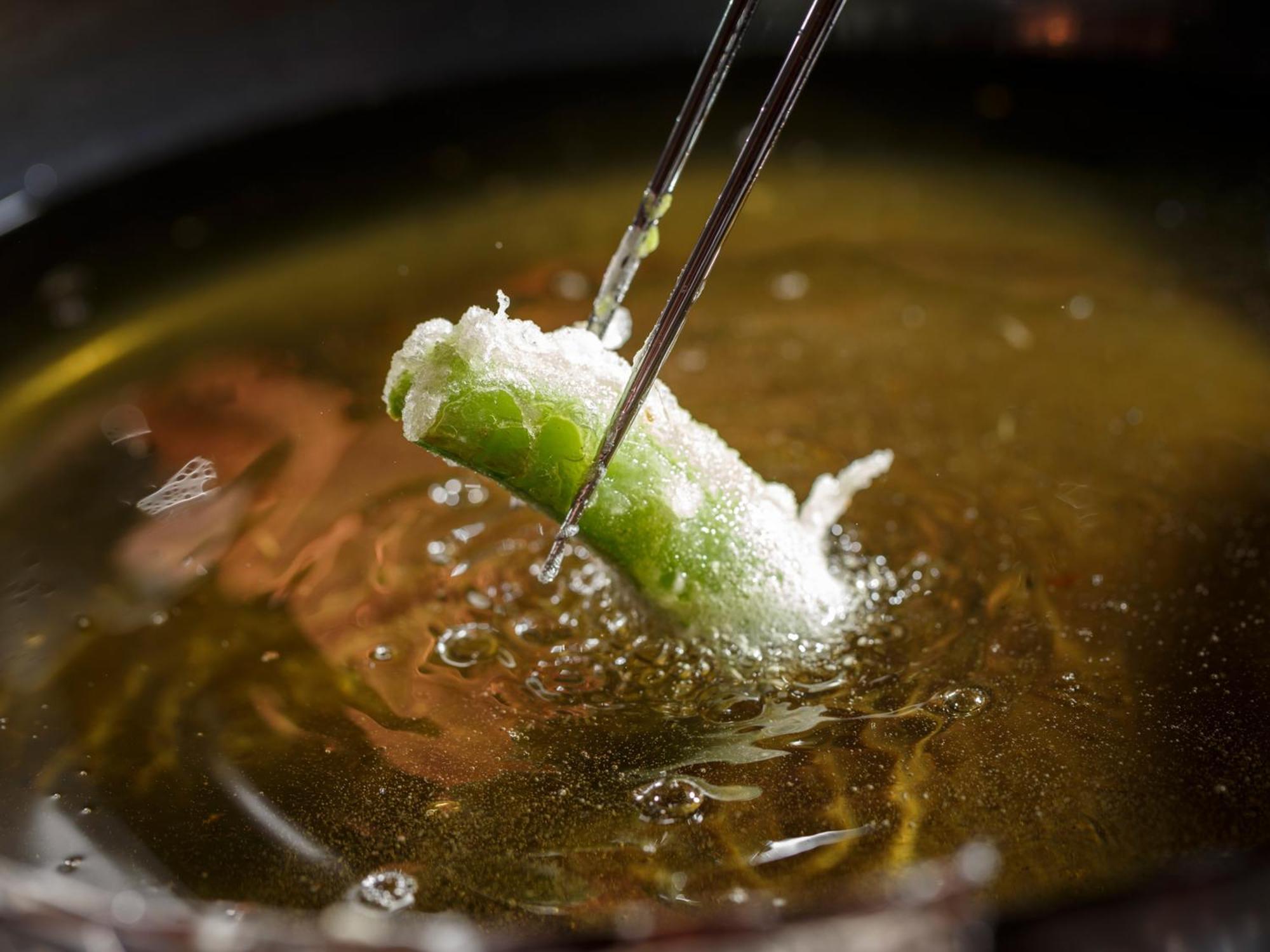 Hotel The Celestine Kyoto Gion Eksteriør billede A spring roll being dipped in hot oil