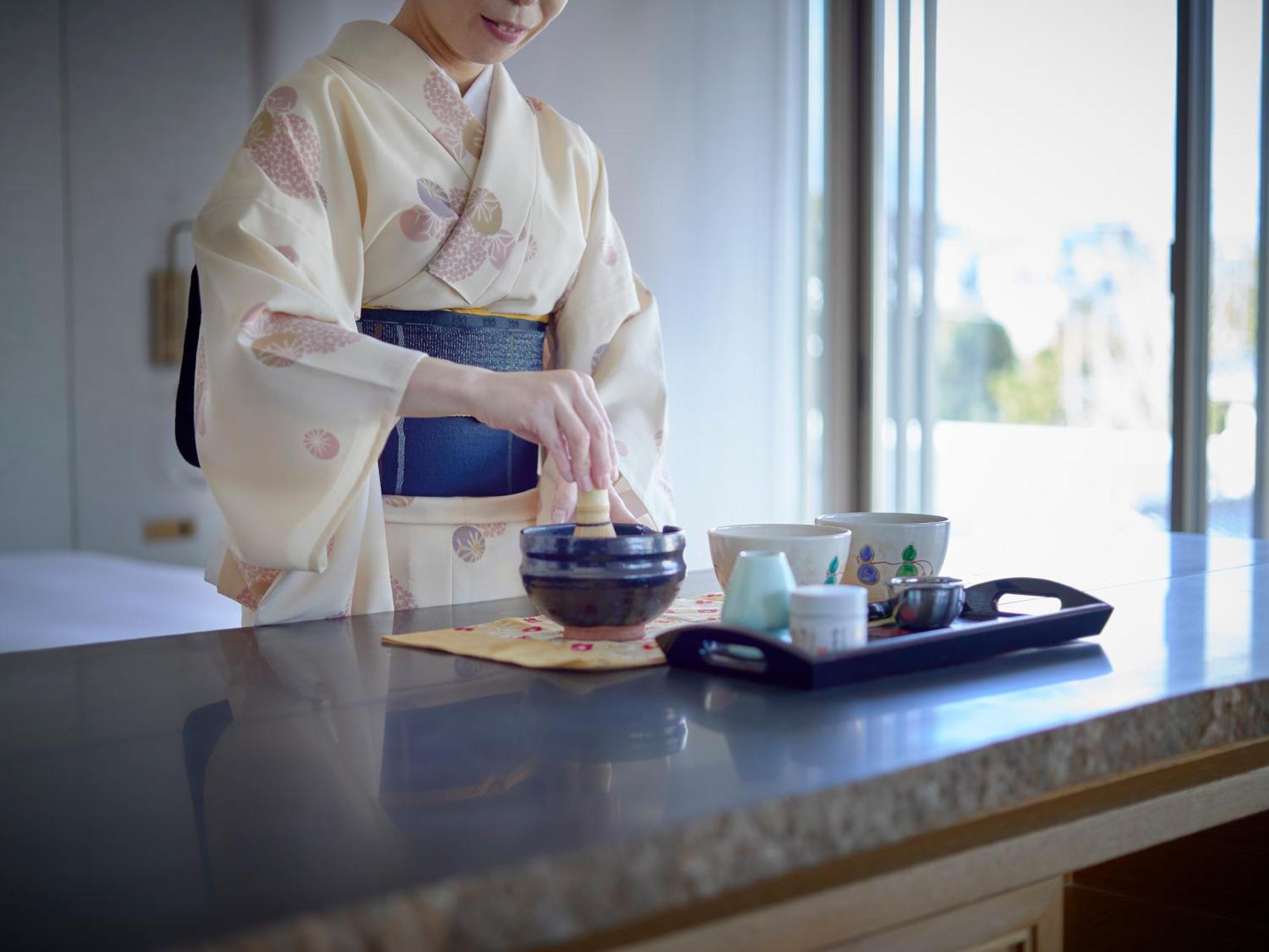 Hotel The Celestine Kyoto Gion Eksteriør billede A woman in a yukata preparing a Japanese tea ceremony