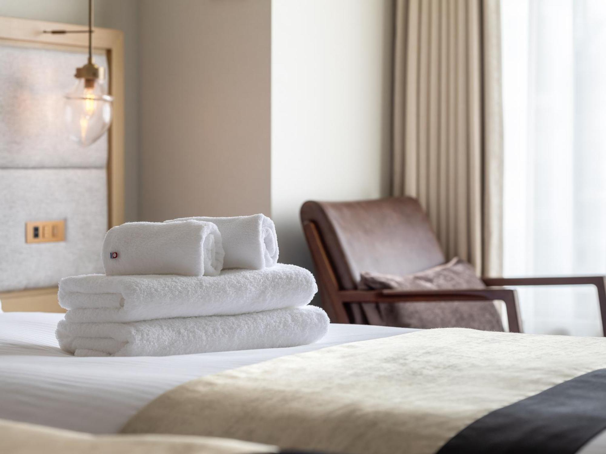 Hotel The Celestine Kyoto Gion Eksteriør billede A stack of towels on a bed