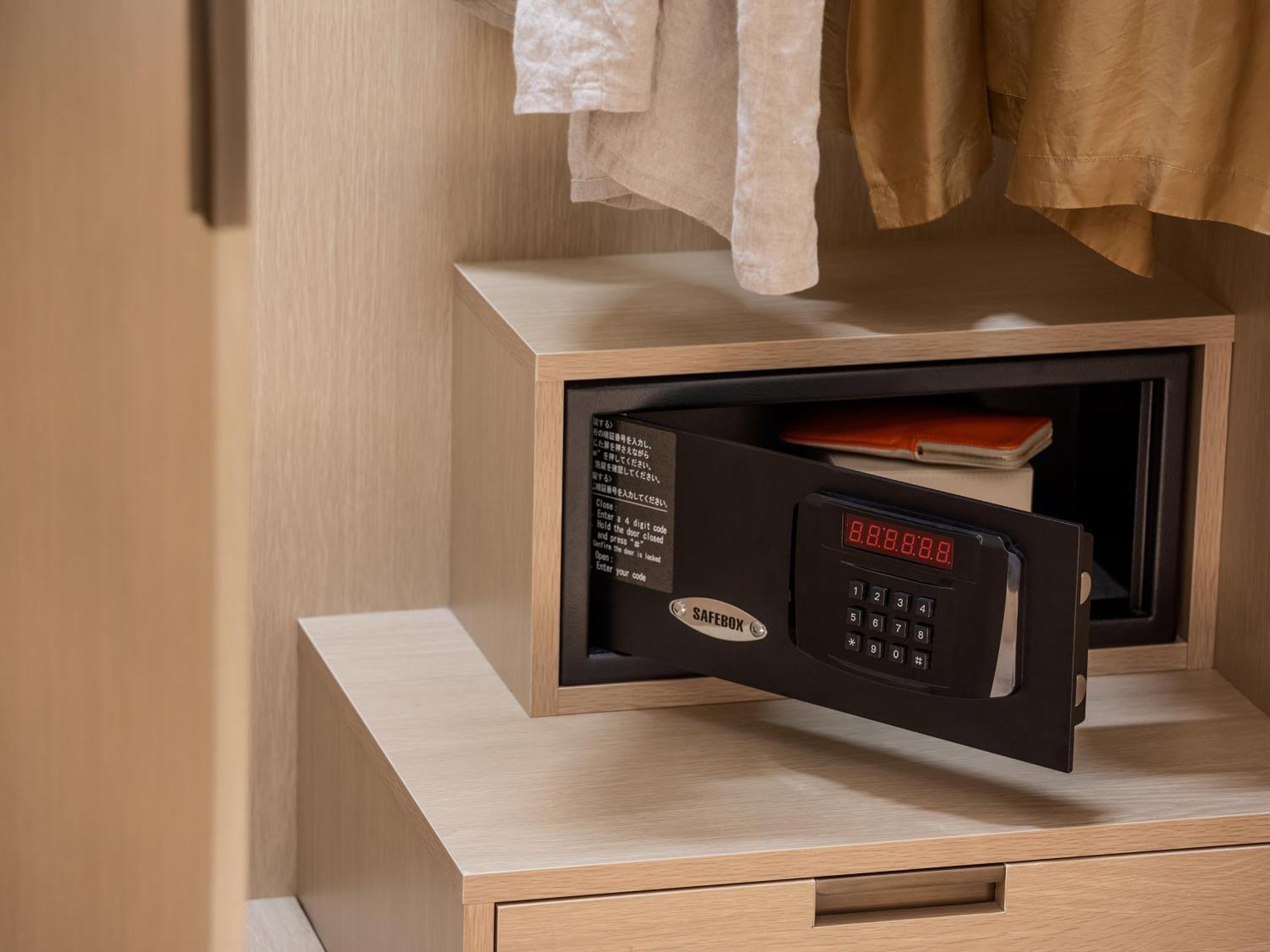 Hotel The Celestine Kyoto Gion Eksteriør billede A safe in a hotel room